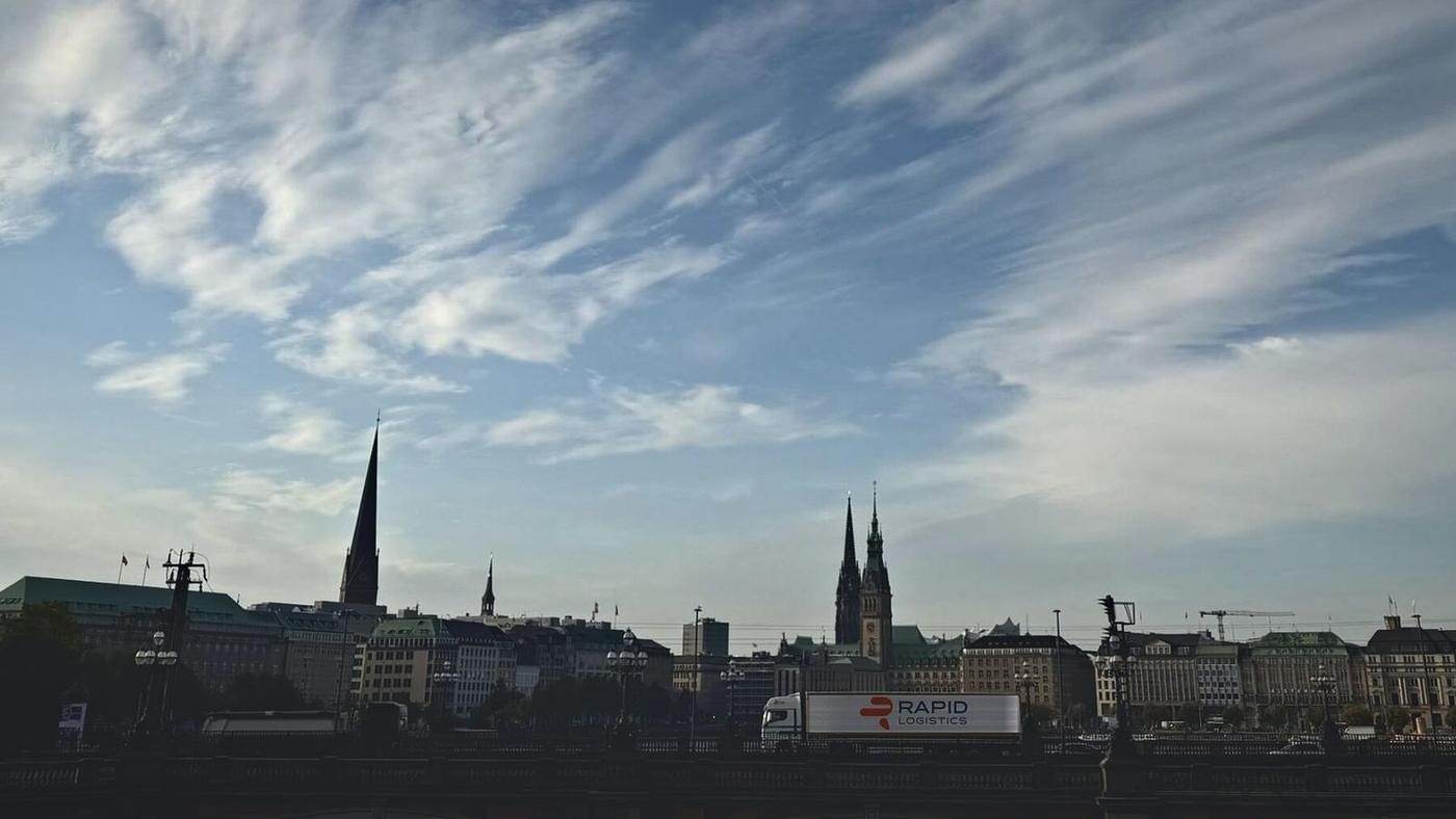 Hamburger Skyline mit Michel und Hafen