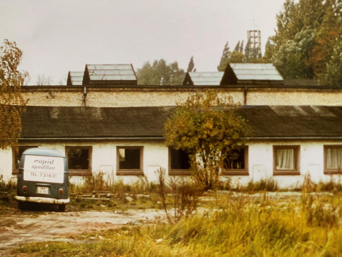 Früher Rapid-Lieferwagen mit Aufschrift rapid spedition vor einer alten Halle, Anfang der 1960er Jahre