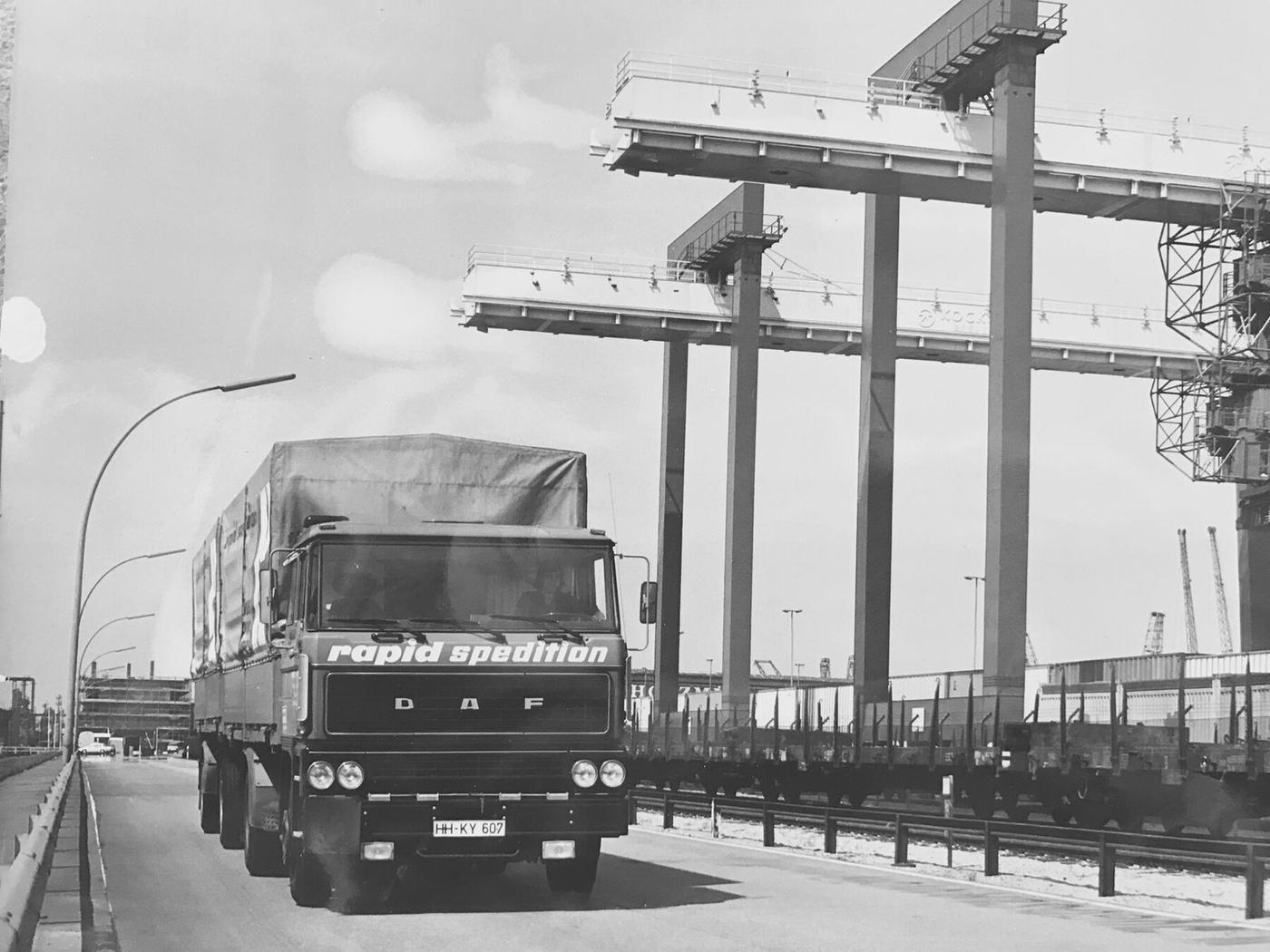 Rapid-Lkw vor Containerbrücken im Hamburger Hafen, Ende der 1970er Jahre