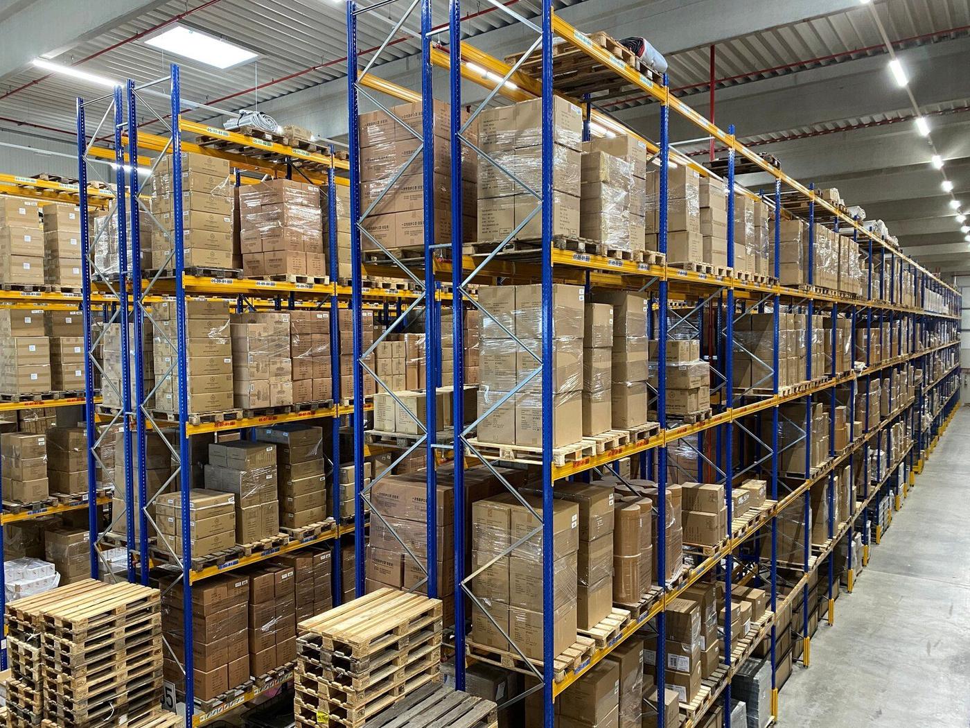 Palettenregale mit eingelagerter Ware im Rapid-Lager