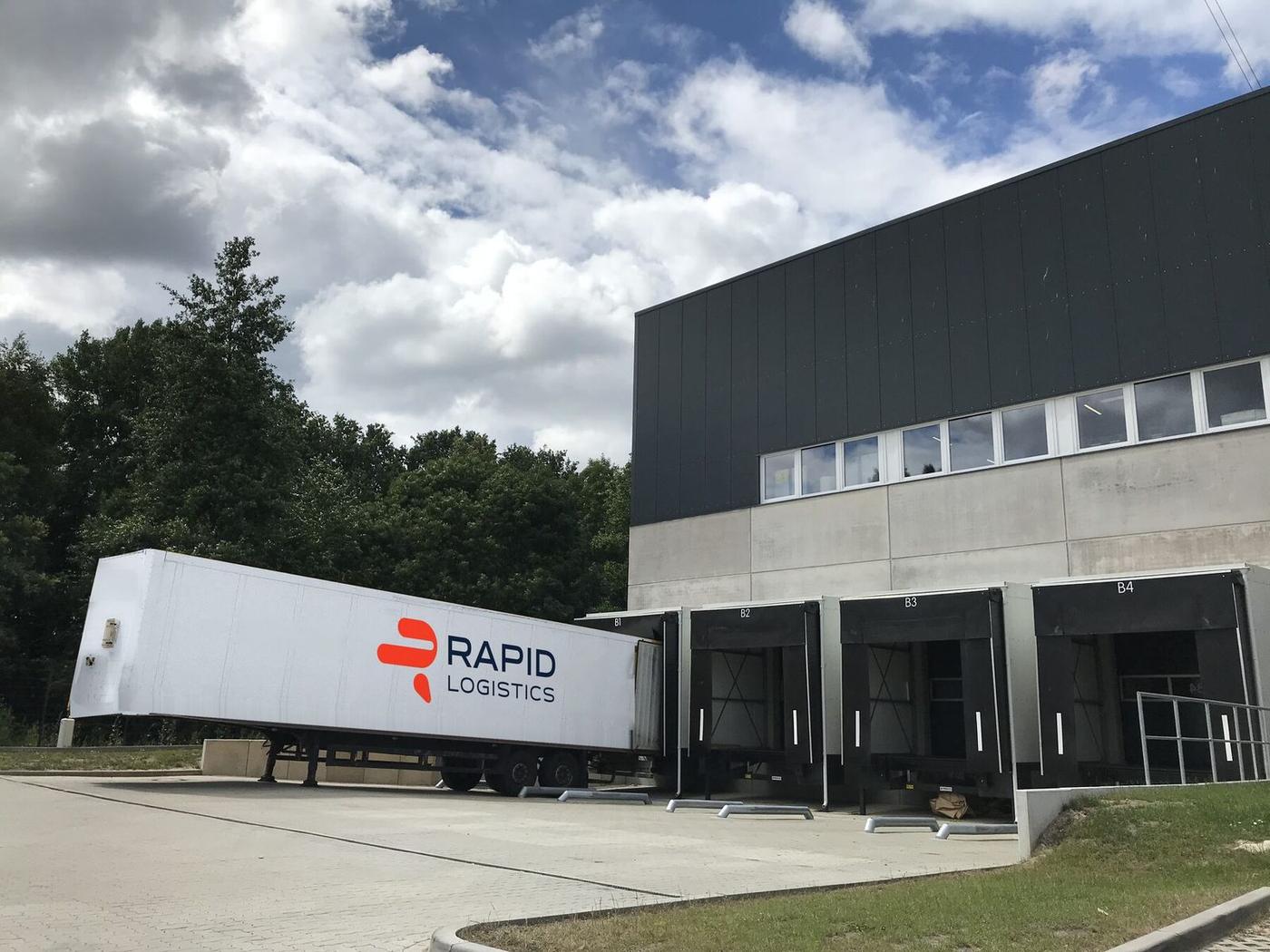 Rapid-Trailer an der Verladerampe eines Rapid-Lagers