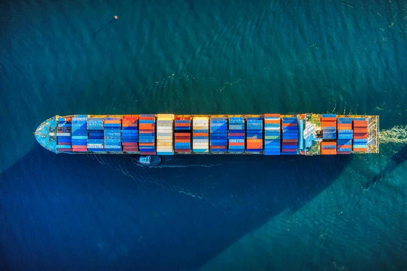 Containerschiff auf offener See, Luftaufnahme
