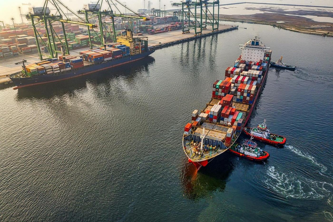 Containerschiff beim Anlegen am Containerterminal