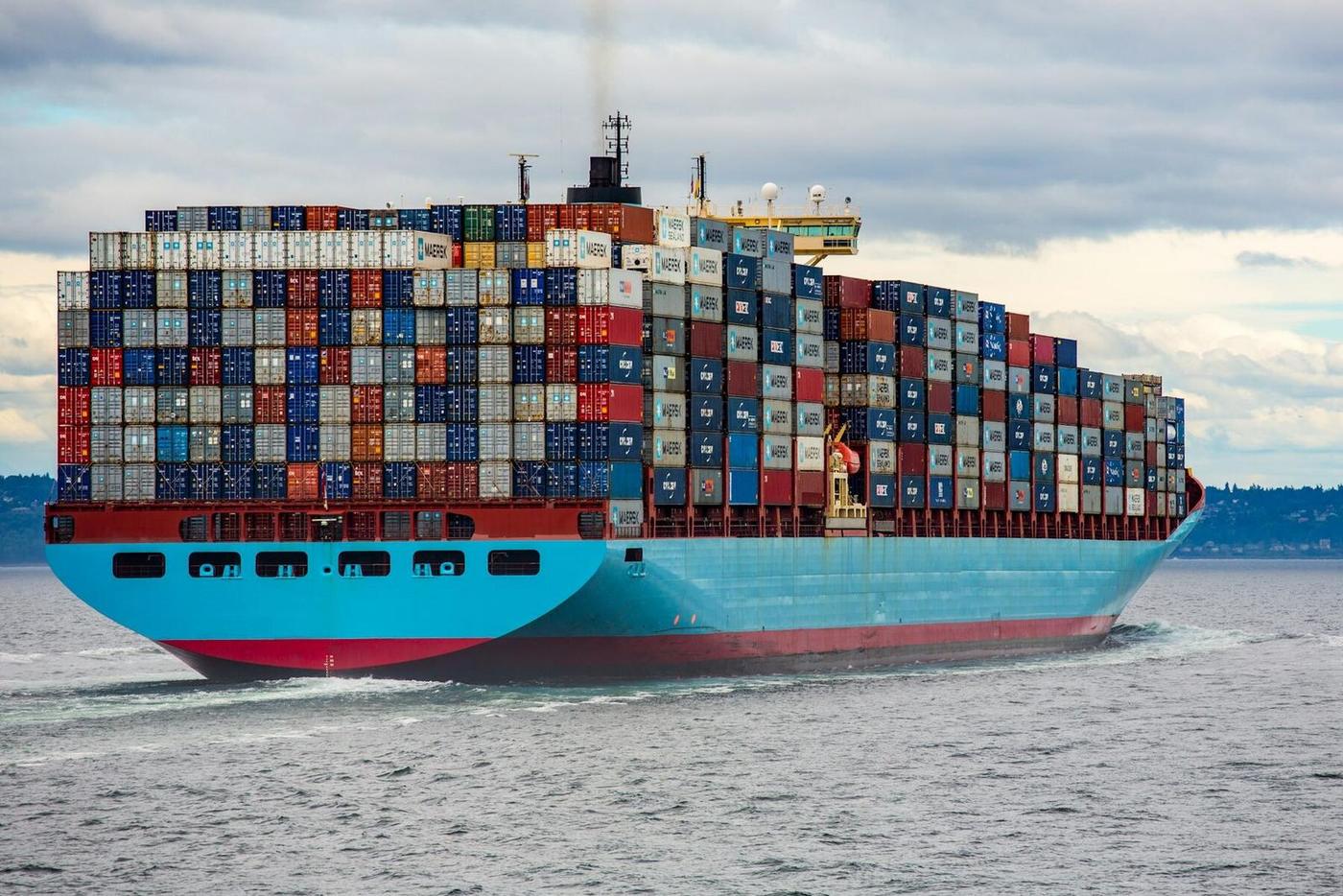 Voll beladenes Containerschiff auf See