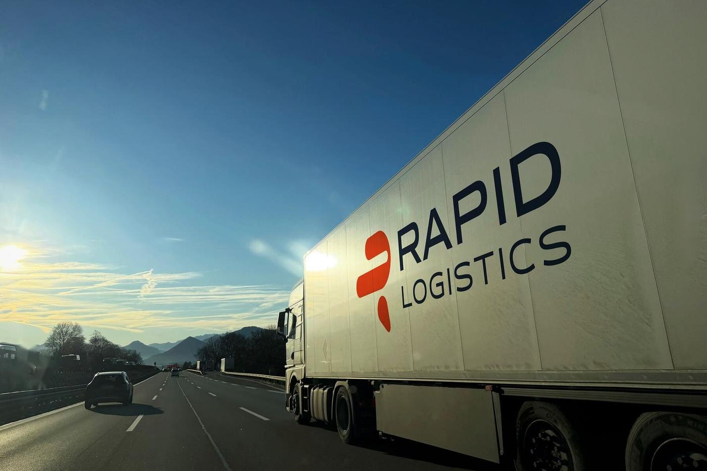 Rapid-Logistics-Lkw auf der Autobahn
