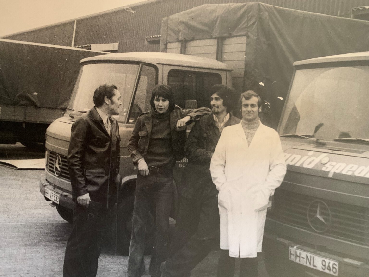 Vier Männer vor Rapid-Lkw, darunter Wolfgang Przybisch und Peter Przybisch, historische Aufnahme