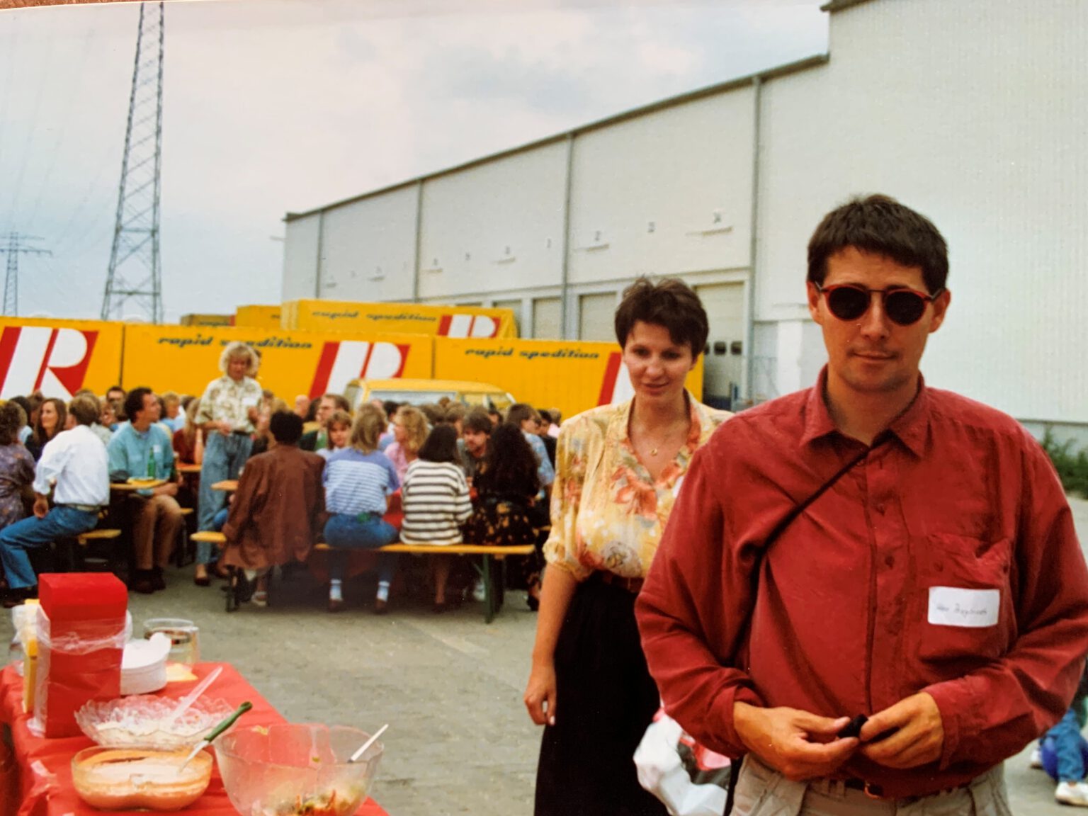 Wolfgang Przybisch bei einem Firmenfest vor gelben Rapid-Wechselbrücken