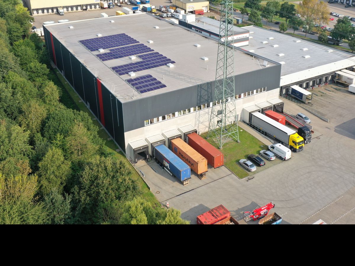 Luftaufnahme eines Rapid-Logistikzentrums mit Photovoltaikanlage auf dem Dach